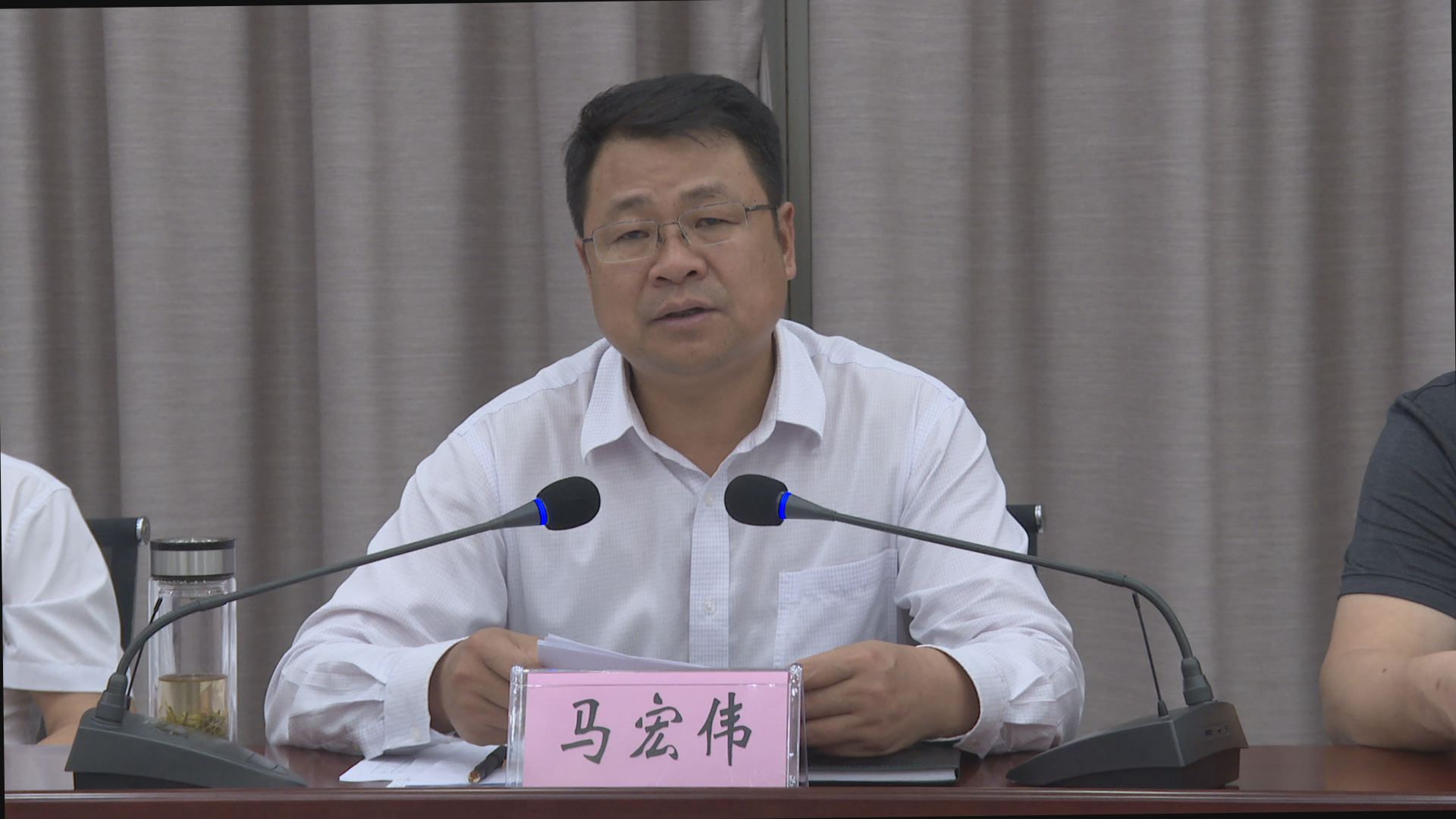 马宏伟主持召开县委常委(扩大)会议