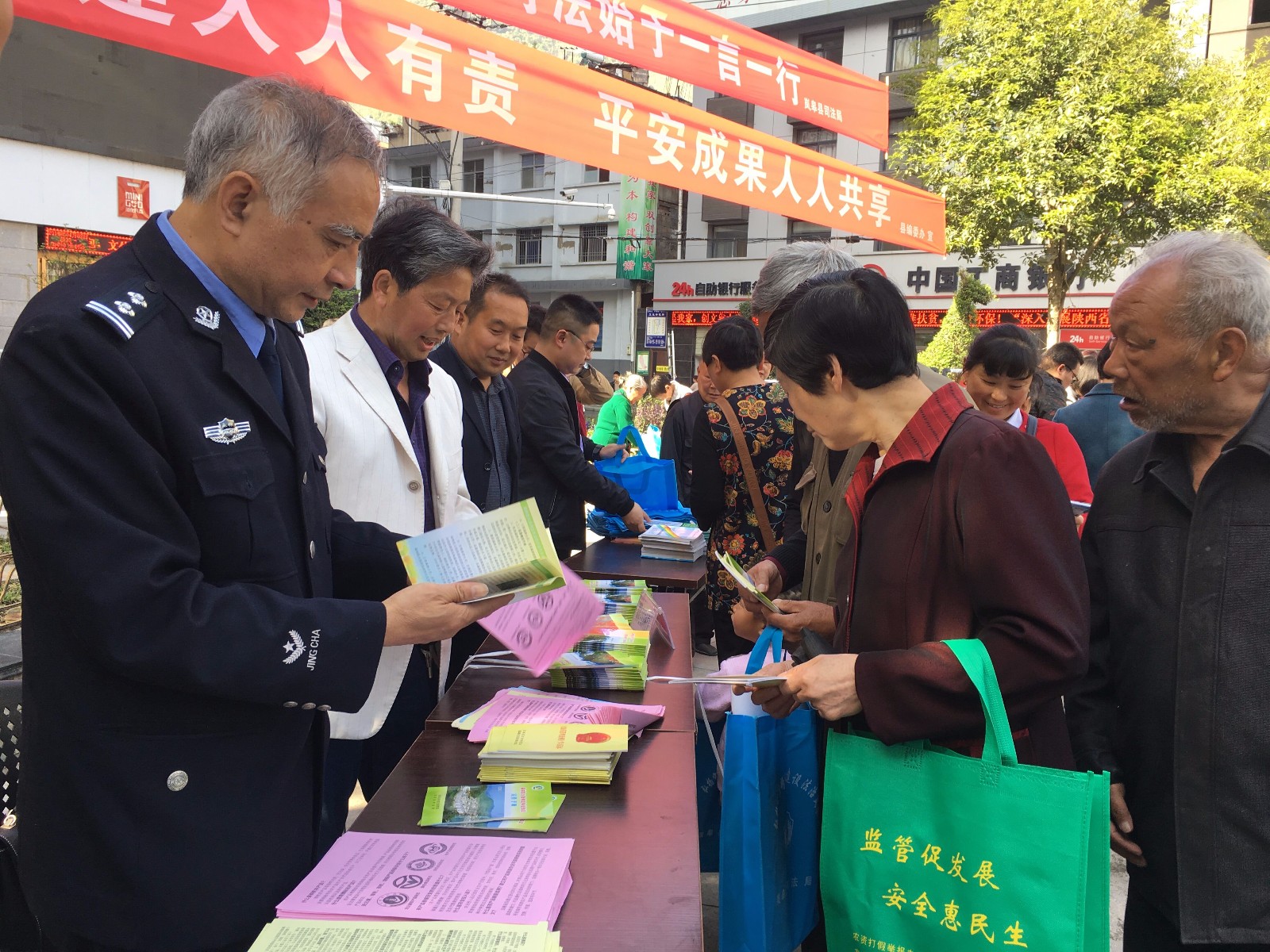 县农林科技局巧借“东风”抓普法