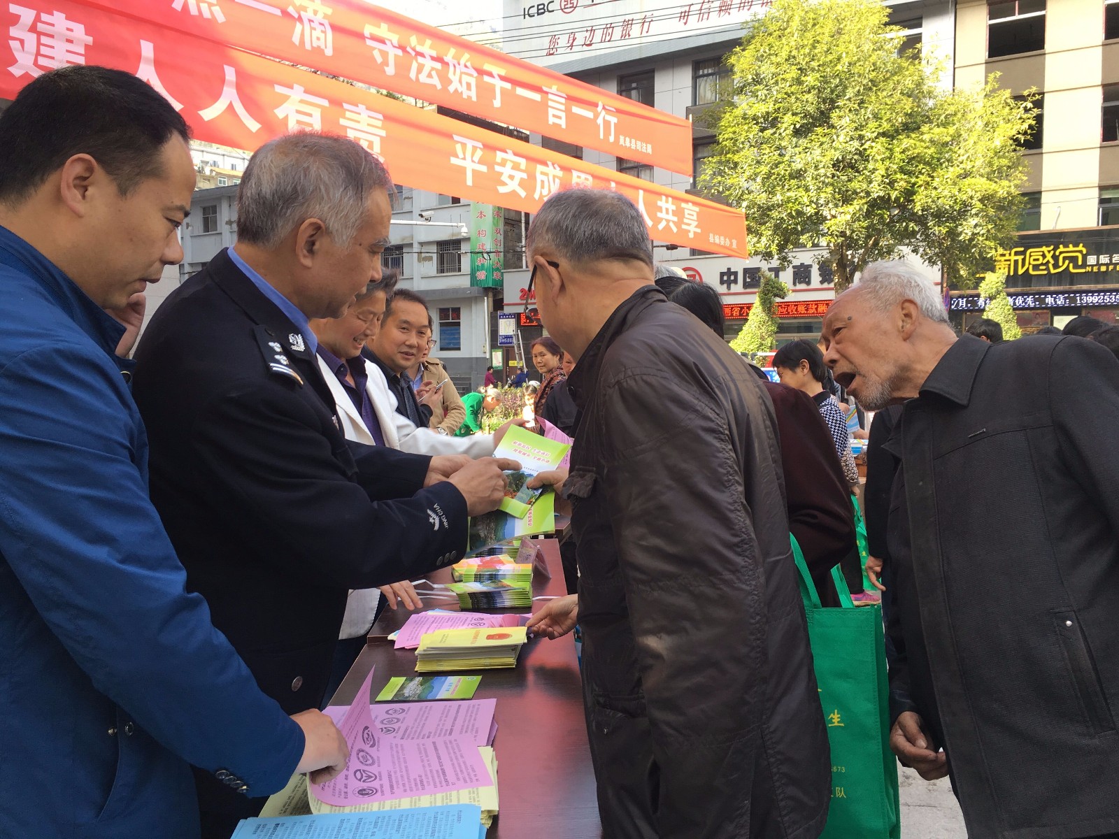 县农林科技局巧借“东风”抓普法