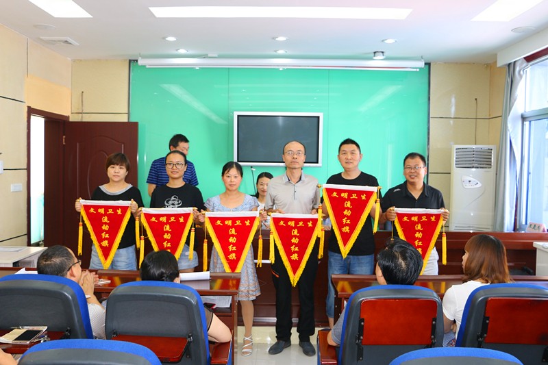 农林科技局举行第三季度“文明卫生”检查评比受旗仪式