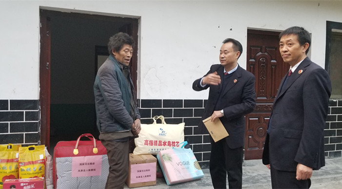 春节看望慰问贫困户_副本.jpg